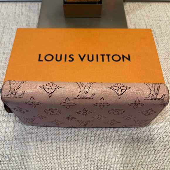 Louis Vuitton Pink Jasmin Mahina Leather Zip Around Wallet - Picture 6 of 12